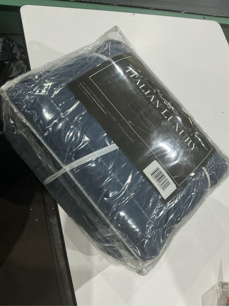 Condition photo showing Good Condition for italian luxury full/ queen size comforter - 2100 series blanket, down alternative insert w/ corner tabs - home bedding - 89"x89" navy