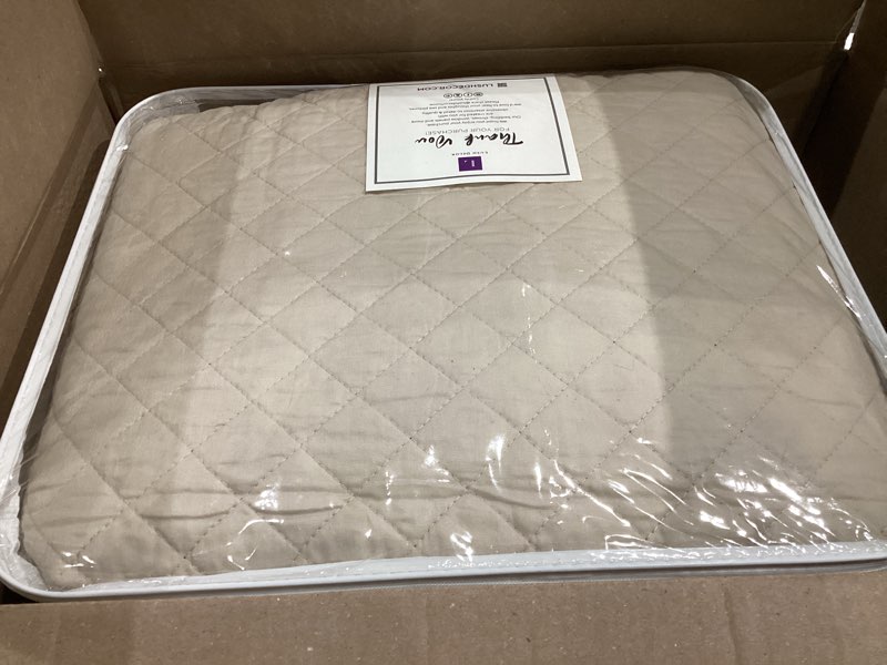 Condition photo showing Good Condition for lush decor ava quilt diamond pattern solid 2 piece oversized bedding blanket bedspread set - twin-xl - neutral neutral twin-xl
