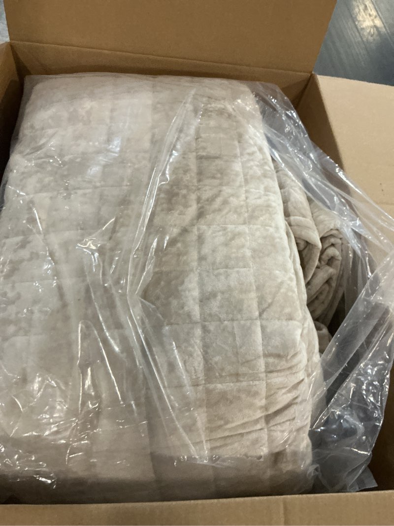 Condition photo showing Good Condition for cocoploceus quilt set oversized king size 120x120 luxurious velvet bedding sets with 2 pillow shams 20x36 3 pieces ultra soft quilted bedspread coverlet comforter for all season,beige beige super king-120x120