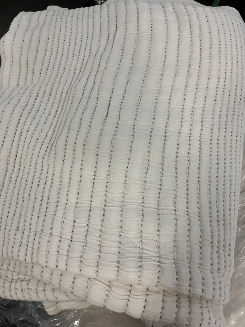 Condition photo showing Good Condition for  quince - organic cotton channel stitch coverlet full/queen 1 pcs 