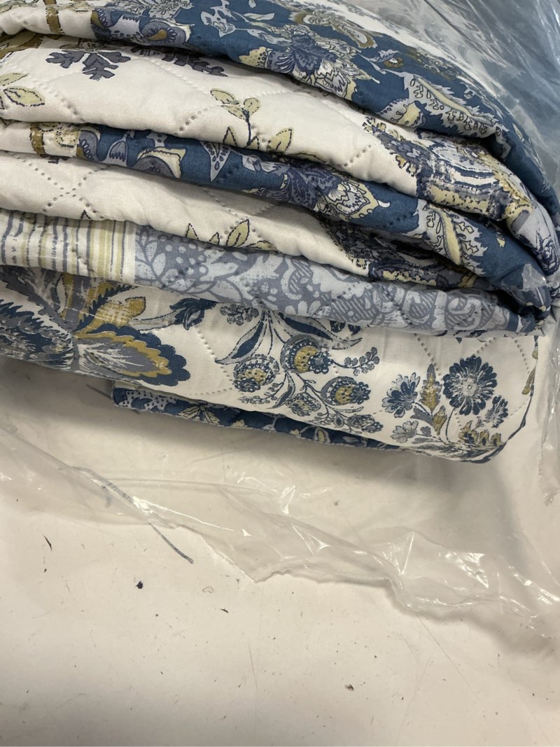 Condition photo showing Good Condition for casaagusto king size quilt set - 3 pieces patchwork blue quilt bedding set, lightweight king bedspread coverlet, reversible floral bed cover for all seasons (106"x94", 1 quilt + 2 pillow shams) blue king(106"x94")