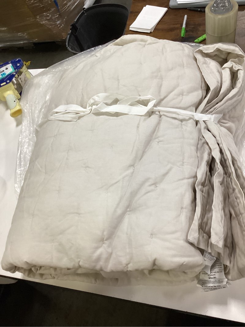 Condition photo showing Good Condition for european linen dream quilt set, full/queen, sand