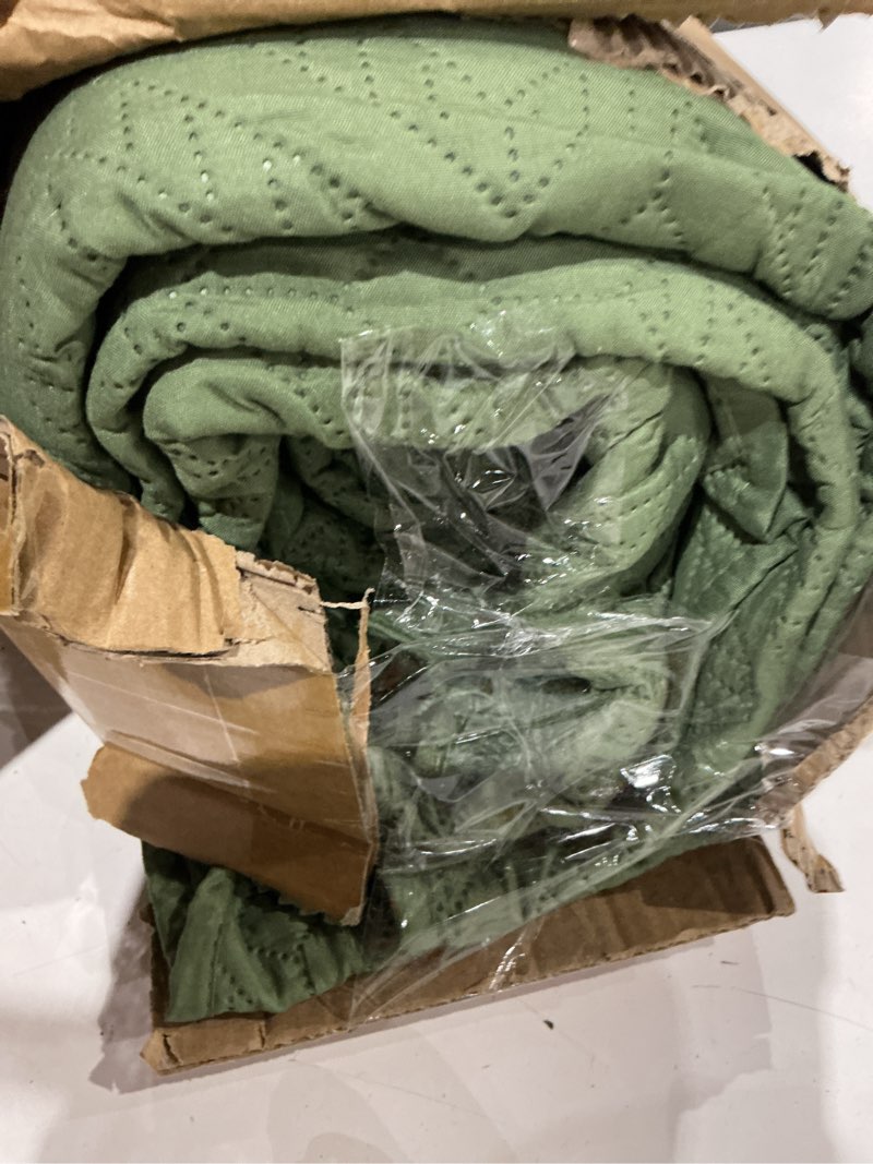 Condition photo showing As Is for leaonme quilt set king size 3 pieces, lightweight olive green bedspread-98''x106'', soft microfiber summer quilt/coverlet,luxurious warm bedding sets for all seasons (includes 1 quilt, 2 shams) olive green-wave king (98''x106'')