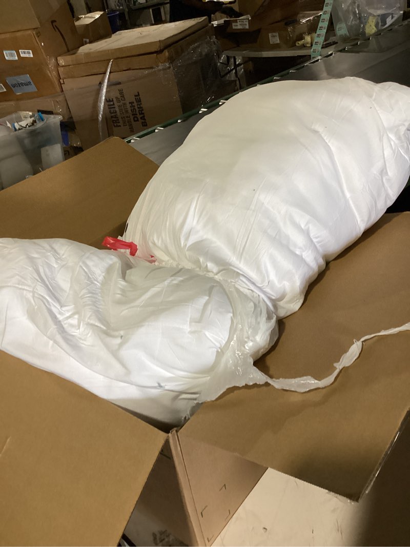 Condition photo showing Good Condition for miulee 22x22 throw pillow inserts set of 2, decorative throw pillows for couch sofa bed, 100% virgin fiber filling 2 22x22 inch(pack of 2)