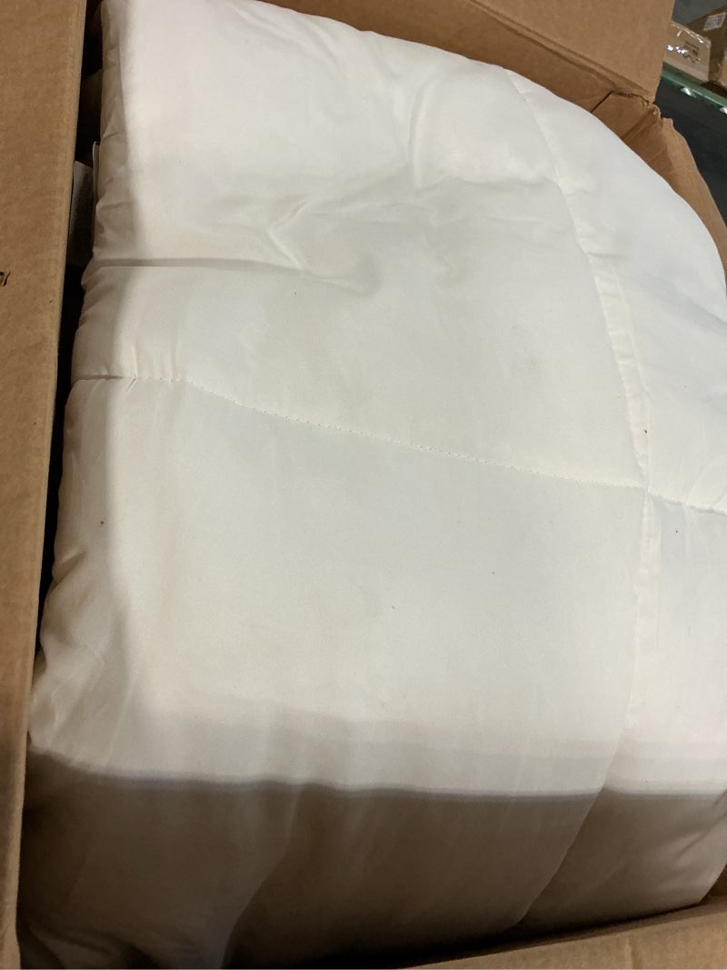 Condition photo showing Good Condition for amazon basics white down alternative comforter and duvet insert with corner tabs, machine washable, twin, all-season twin all-season