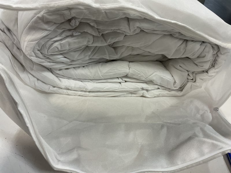 Condition photo showing Good Condition for premium down alternative duvet insert, king/cal king, white