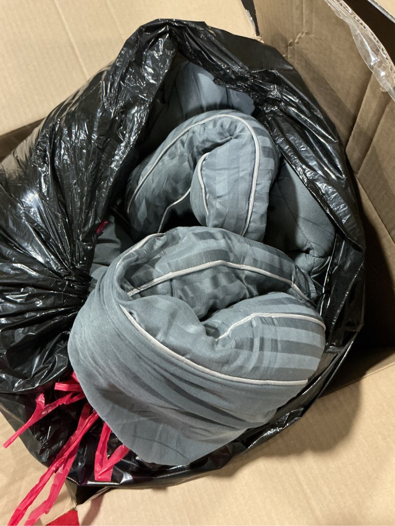 Condition photo showing Good Condition for (Similar too) downluxe King Size Blanket with Satin Trim, Lightweight Down Alternative King Blanket for All Season, Machine Washable (Silver, 108 x 90 Inch) Silver King