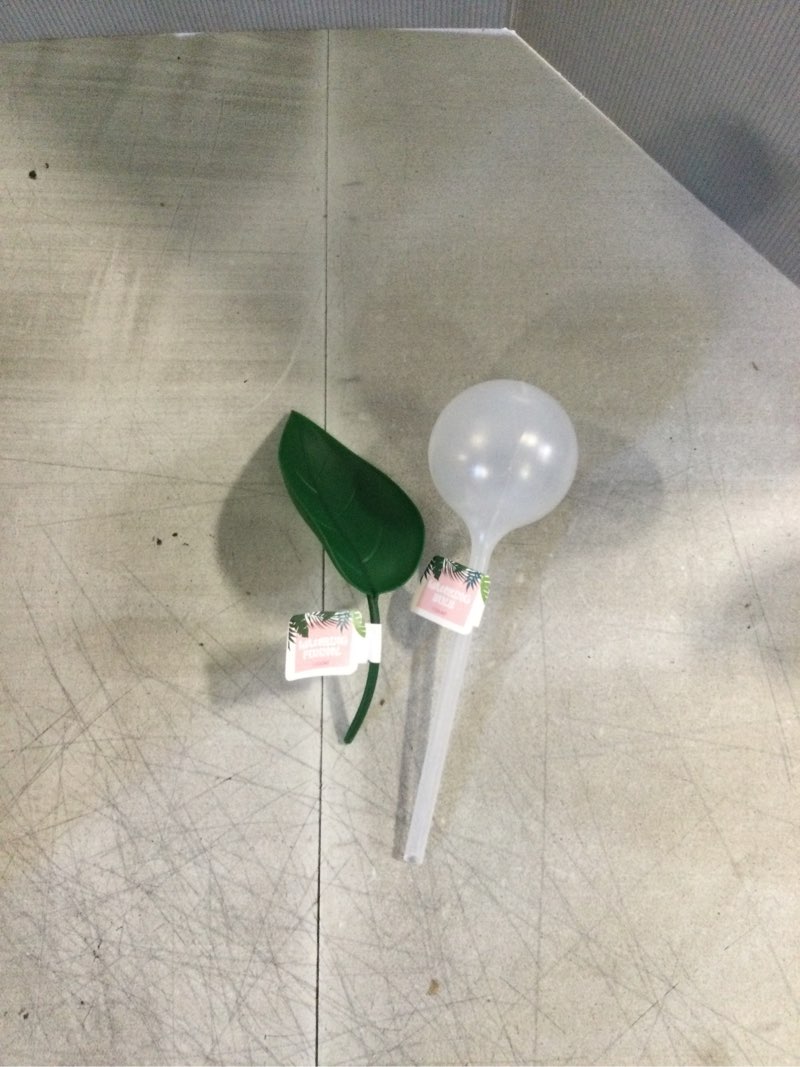 Assorted of 8 Watering Bulb Clear, 8 Watering Funnel Green (TOTAL 16)