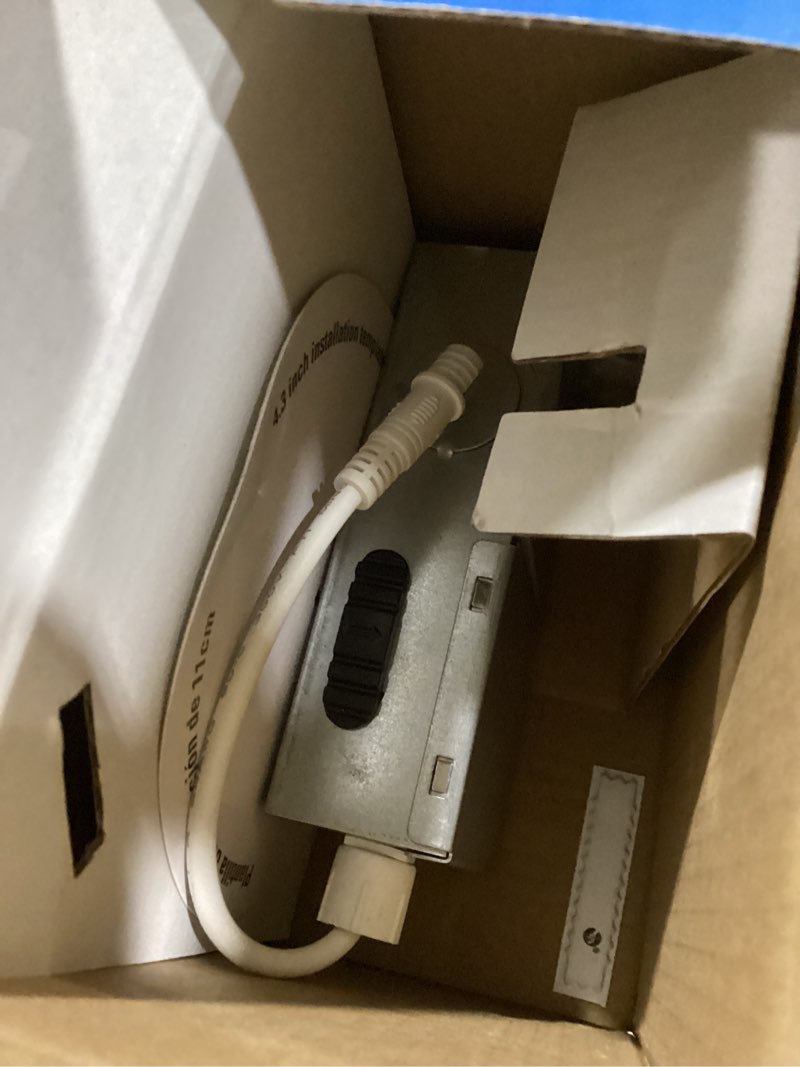 Condition photo showing Good Condition for utilitech 4in led recessed light 