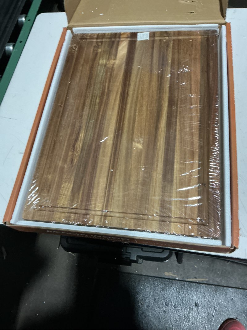 Condition photo showing New/Like New for Saffron & Sage Extra Large Wood Cutting Board - Thick 23 x 17 x 1.5 Inch Acacia Wooden Cutting Boards for Kitchen use with Deep Juice Groove, Reversible Chopping Board Doubles as a Charcuterie Board 23"L x 17"W