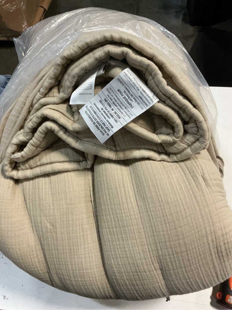 Condition photo showing Good Condition for quince organic airy gauze dream quilt set, king/cal king, dune