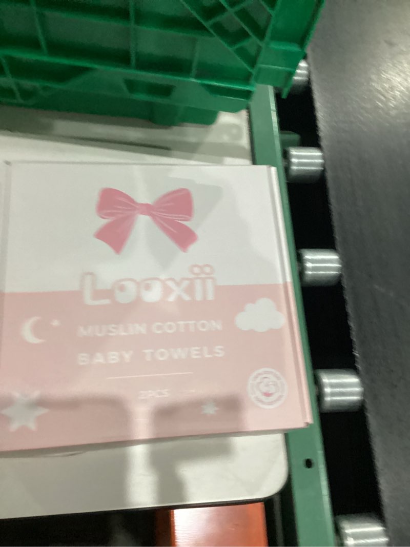 Condition photo showing New/Like New for Looxii Baby Bath Towels 2 Pack Muslin Hooded Baby Towels for Newborn and Infants, 100% Cotton, Large 32x32Inch, Soft and Absorbent Pink+Flowers Pink+flowers 32x32 Inch