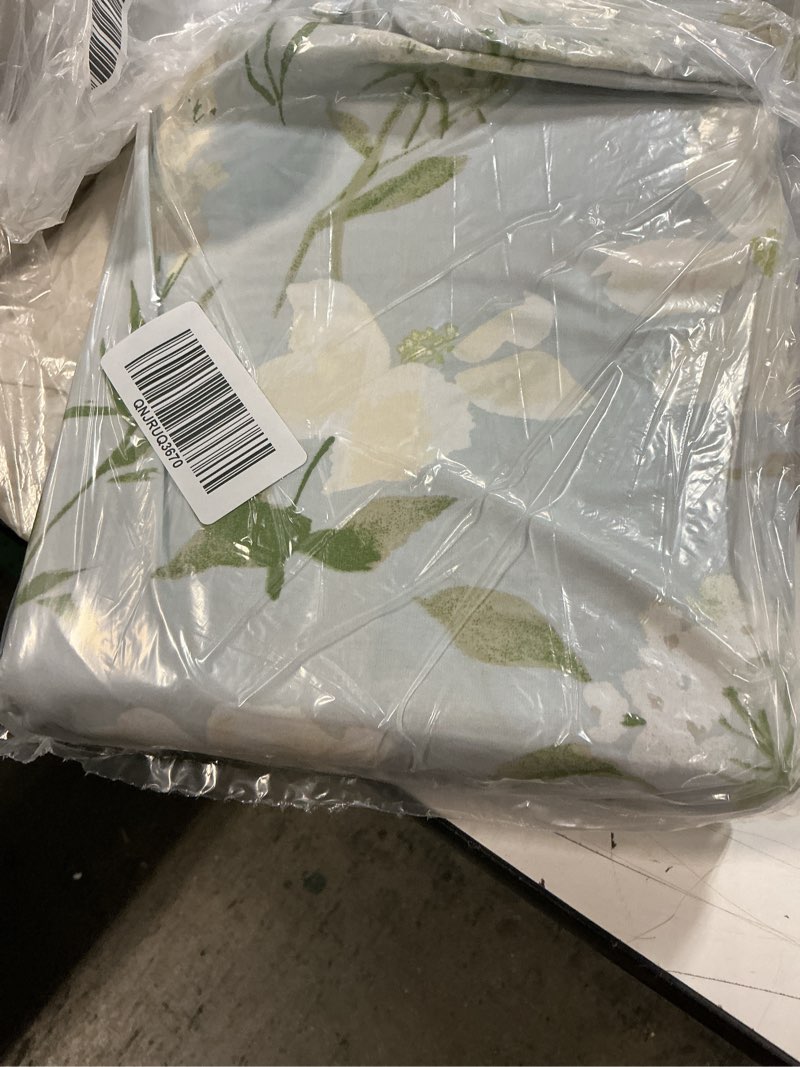 Condition photo showing New/Like New for organic crisp percale duvet cover, king/cal king, blue garden