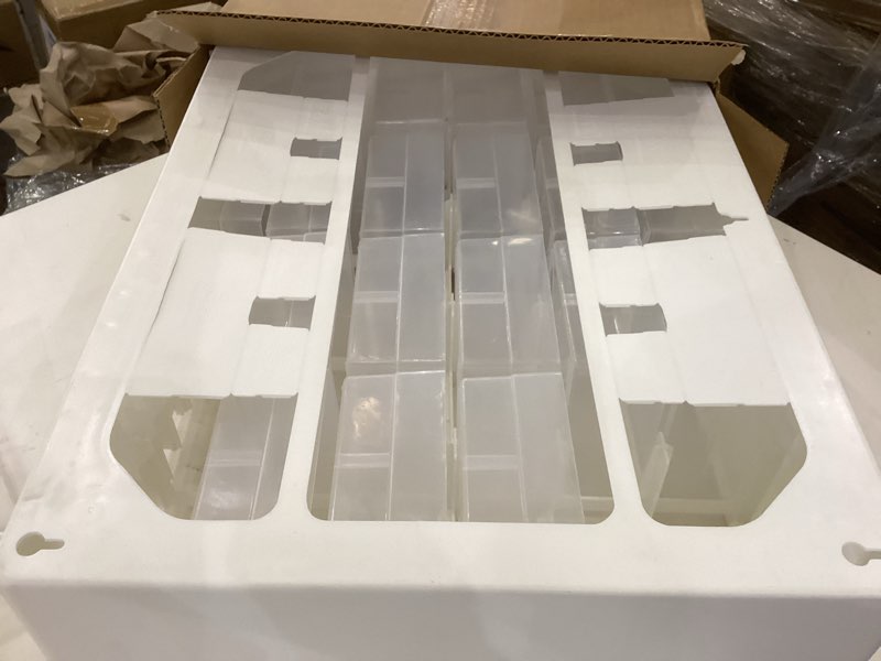 Plastic storage containers 