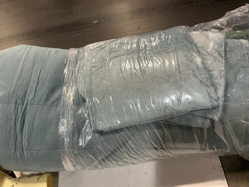 Condition photo showing Good Condition for Oli Anderson Velvet Quilt Set King Size - Lightweight Bedspread Coverlet - Soft Velvet Comforter Set - Reversible Quilted Bedding Set for All Seasons - Ash Blue - 3 PCS (1 Quilt, 2 Pillow Shams) Ash Blue King