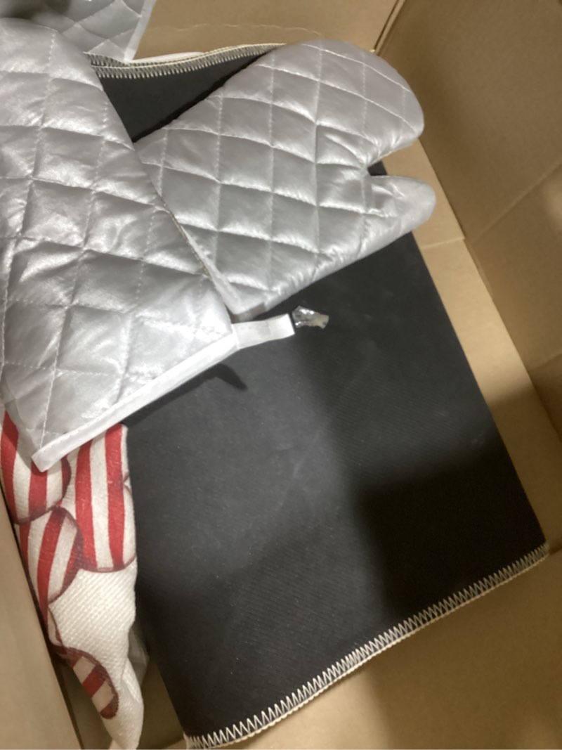 Condition photo showing Good Condition for 11 Pcs Valentine's Day Kitchen Decor and Accessories Set 3 Kitchen Mats 4 Love Heart Resistant Oven Mitts 4 Dish Towels,17x29&17x47 Inch Non Slip Rugs Valentine Decorations for Home