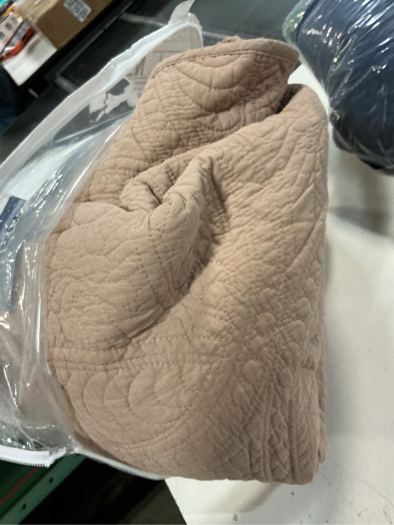 Condition photo showing Good Condition for homzard quilts queen size bedding set, 100% cotton terracotta clay queen size comforter set,coin pattern bedspread set,solid modern bedding coverlet 3 piece bed set, all season queen (90"x96") coin-terracotta clay