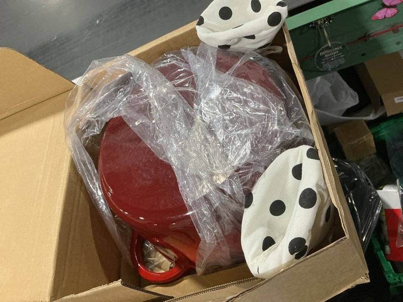 Condition photo showing Good Condition for enameled cast iron dutch oven - umite chef 5qt pot with lid & cotton potholders - heavy-duty cookware for bread baking, braising, stews, roasting(red)