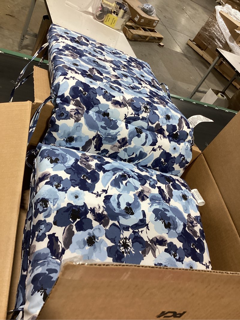 Condition photo showing Good Condition for arden outdoor deep seat cushion set