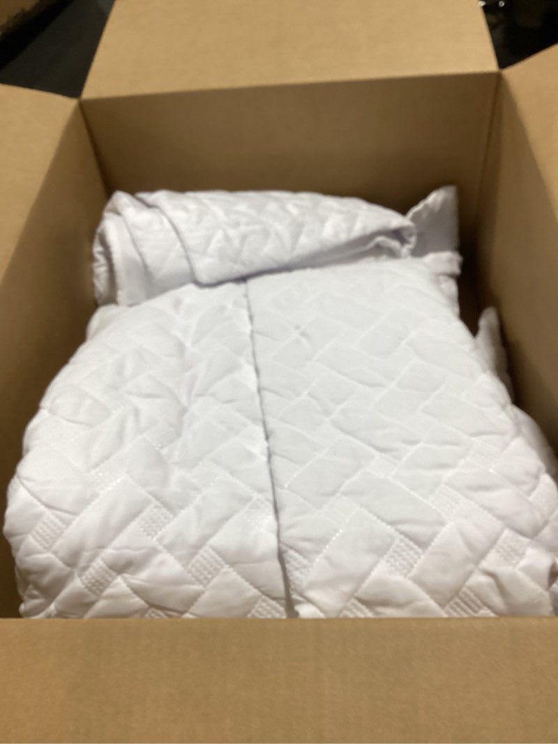 Condition photo showing Good Condition for bedsure quilts queen size - lightweight bedspreads queen size with basket weave pattern, soft quilt bedding set, white comforter set coverlet for all seasons with 2 pillow shams (90" x 96") | skin-friendly soft, all-season comfort, breathable, lightweight, machine washable 02 - white queen (90" x 96")