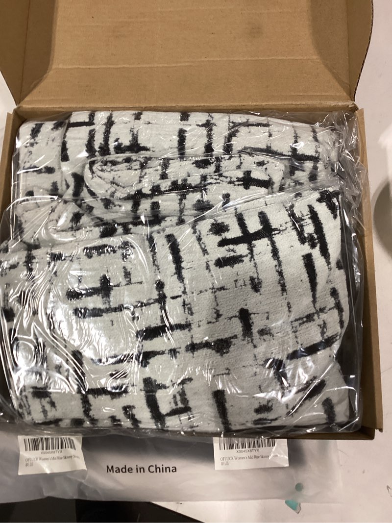 Condition photo showing Good Condition for FUTEI Black White Decorative Throw Pillow Covers 24x24 Inch Set of 2,Soft Cozy Cross Texture Chenille Jacquard European Cushion Cases,Modern Home Decor for Couch Bed Living Room Black White (Cross) 24" x 24" (Pack of 2)