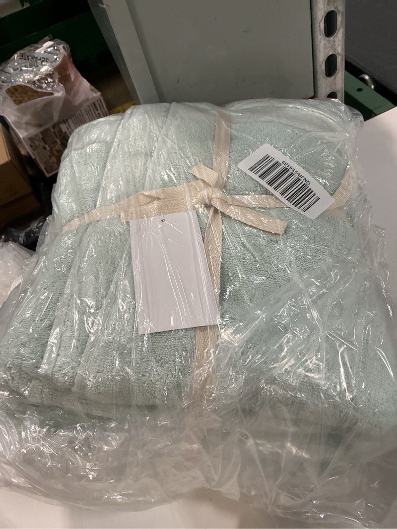 Condition photo showing New/Like New for turkish ultra plush bath towel (set of 2)