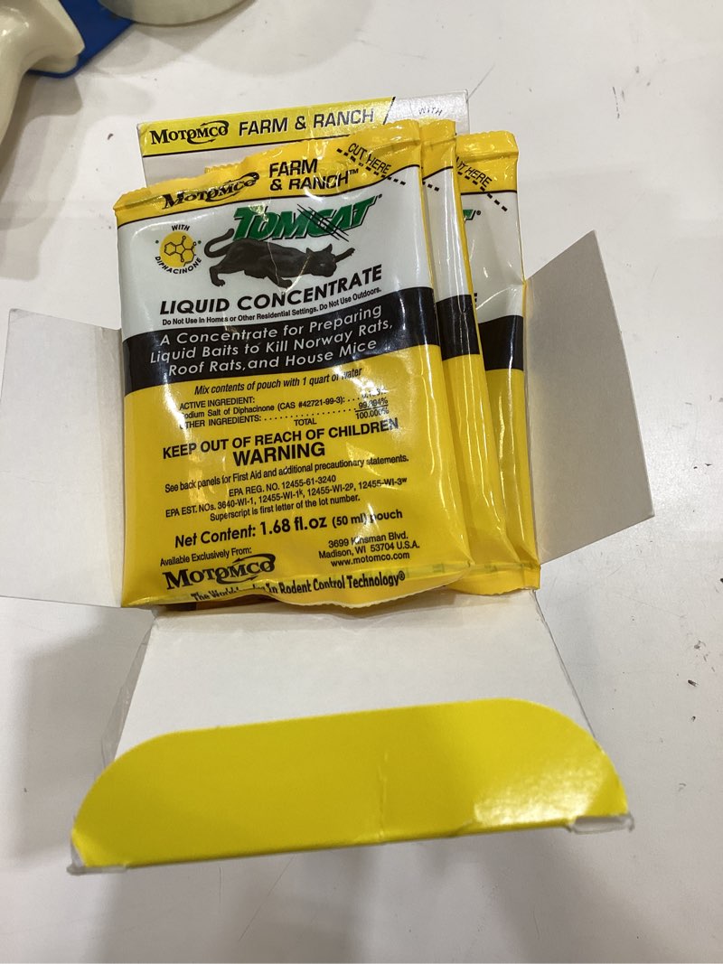 Condition photo showing New/Like New for motomco tomcat mouse and rat liquid concentrated bait, 1.68-ounce, (8 pack)