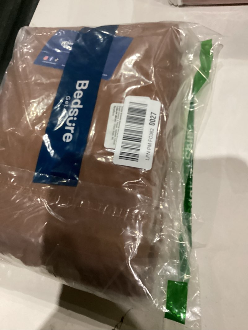 Condition photo showing Good Condition for Bedsure Duvet Cover Twin/Twin XL Size - Soft Double Brushed Bedding Set for Kids & Adults, Zipper Closure, 2 Pieces, Includes 1 Duvet Cover (68"x90") & 1 Pillow Sham, NO Comforter, Brown Twin/Twin XL (68" x 90") 02 - Brown (No Comforter)