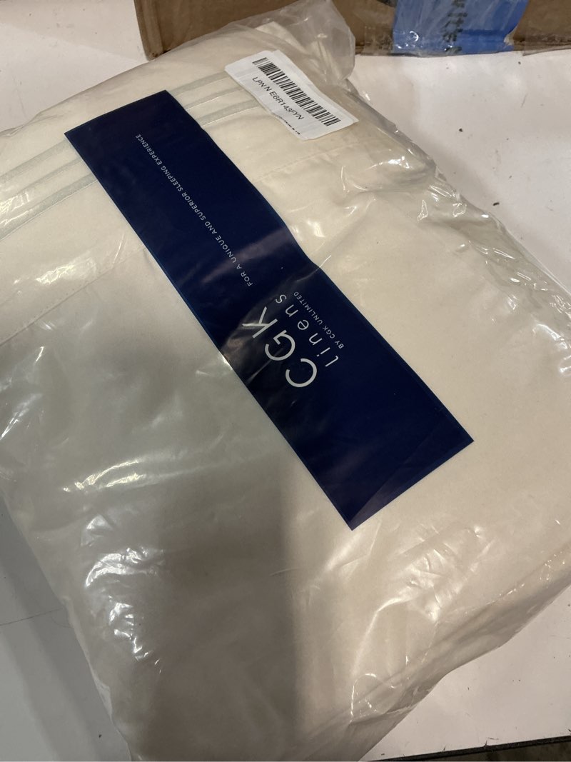 Condition photo showing New/Like New for queen pillow cases set of 8 - ultra soft hotel quality pillowcase covers - comfy & wrinkle free - shrink, stain and fade resistant - easy-care, machine washable pillow protectors - 8 pcs set - cream queen 12 - cream 8