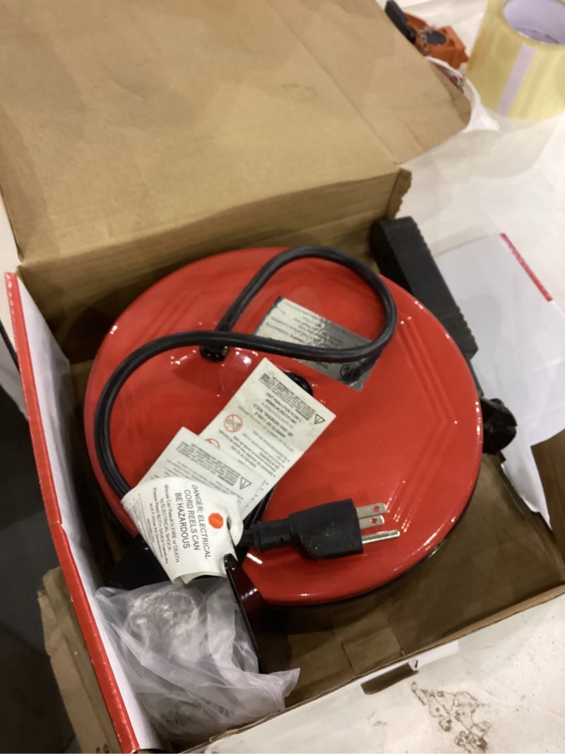 Retratable cord reel with aulets