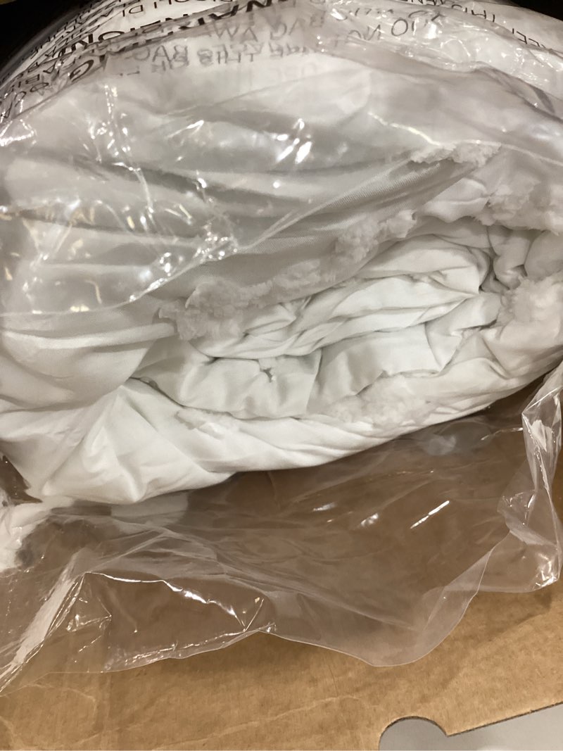 Condition photo showing Good Condition for Bedsure Tufted Boho Comforter Set King Size - Bright White Boho Bed Set, GentleSoft™ 3 Pieces Farmhouse Shabby Chic Embroidery Bedding, Gifts for Woman, Soft Jacquard King Comforter for All Seasons King 02 - Bright White - Elegant