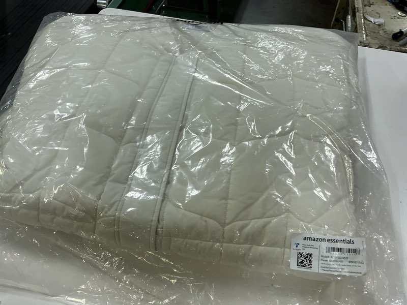 Condition photo showing New/Like New for amazon essentials women's oversized quilted coat (available in plus size)