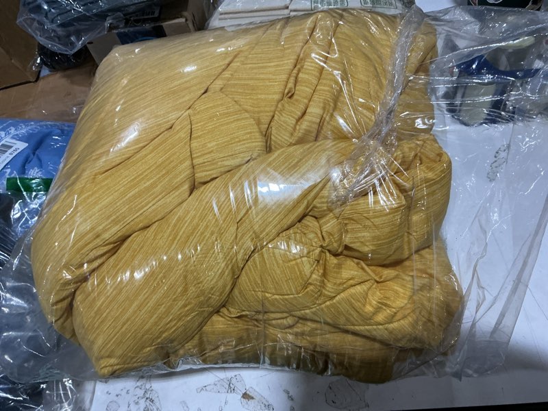 Condition photo showing Good Condition for bedsure comforter, queen size or larger 