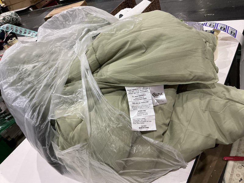 Condition photo showing Good Condition for alternative comforter full size. green