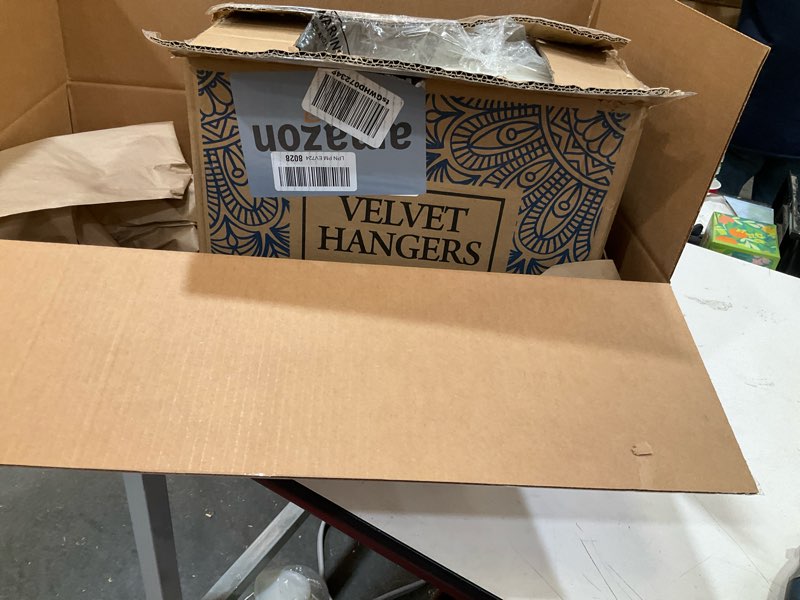 Condition photo showing Good Condition for velvet hangers