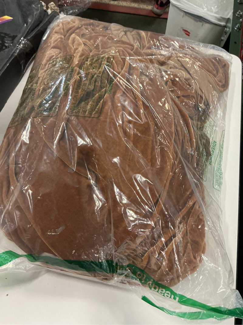 MIULEE Velvet Table Cloth with Decorative Ruffle Edge Luxurious Soft Washable Rectangular Tablecloth