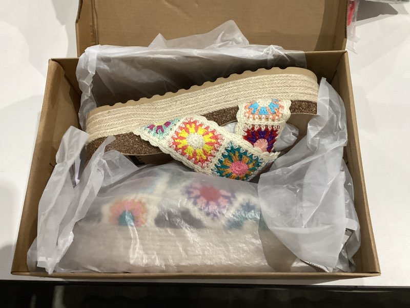 Condition photo showing New/Like New for Plays Casual Sandal 8 Natural