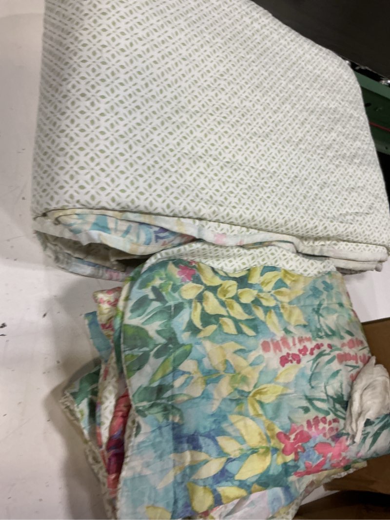 Condition photo showing Good Condition for honeilife king quilt bedding set - floral quilt sets 3-piece,wildflower bedspreads for king bed, microfiber coverlets botanical bed cover quilt king size all season quilts-dream garden,coral pink