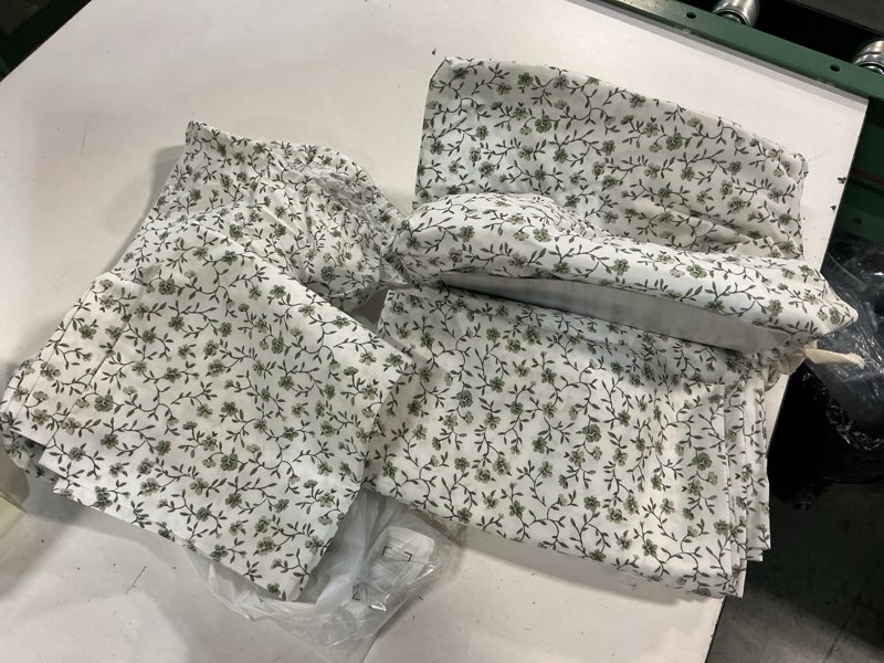 Condition photo showing Good Condition for classic organic percale floral sheet set, full/queen