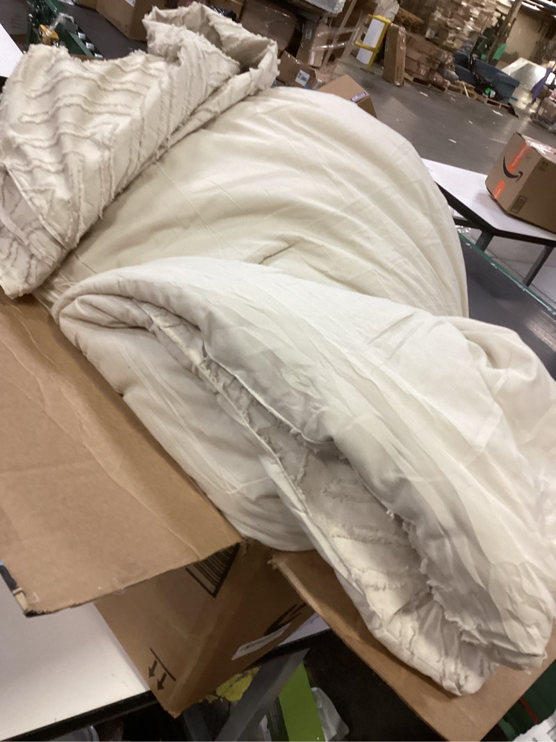 Condition photo showing Good Condition for INFLAG Boho Duvet Cover, Boho Tufted Microfiber Bedding Comforter Cover Set for All Season, 3 Pcs,1 Duvet Cover & 2 Pillowcases (Beige 02, King 104"x90") King 104"x90" Beige 02
