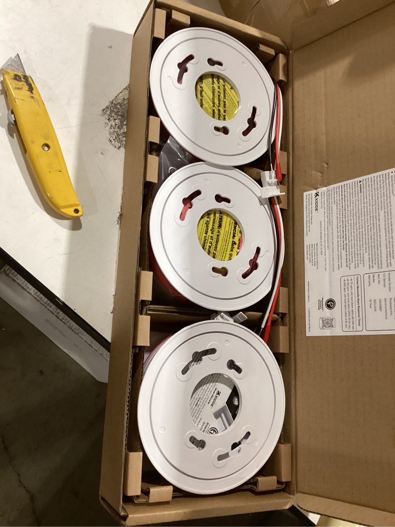 Condition photo showing Good Condition for kidde smoke and carbon monoxide detector, hardwired with 10-year battery backup, led status lights, interconnected, 85 db alarm, 5 inches, 30cua10, 3 pack