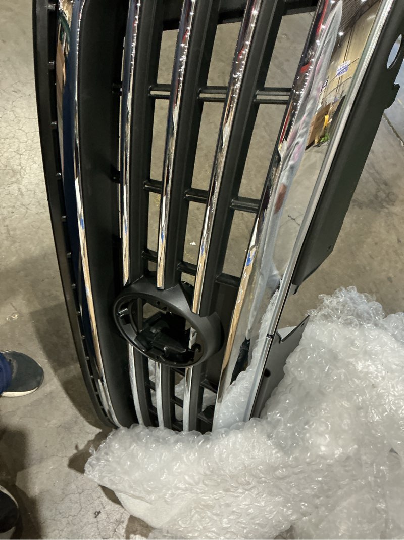 Condition photo showing Good Condition for chrome grill
