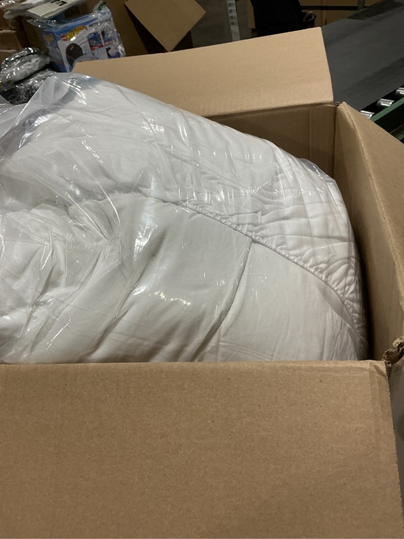 Condition photo showing Good Condition for Amazon Basics White Down Alternative Comforter and Duvet Insert with Corner Tabs, Machine Washable, Twin, All-Season Twin All-Season