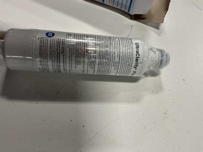 Condition photo showing New/Like New for bosch 11032531 genuine oem ultraclarity® pro water filter cartridge (white) for bosch refrigerators