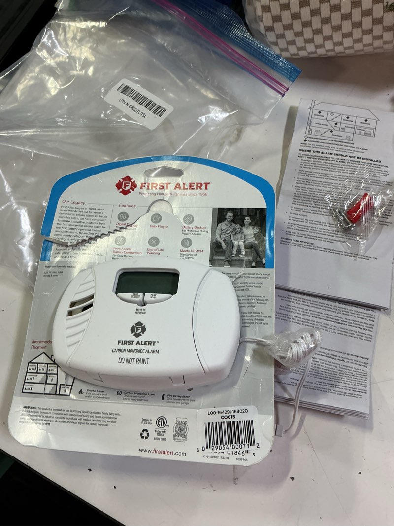 Condition photo showing Good Condition for first alert co615 dual-power plug-in carbon monoxide detector with battery backup and digital display, white 1 pack plug in alarm with digital display alarm