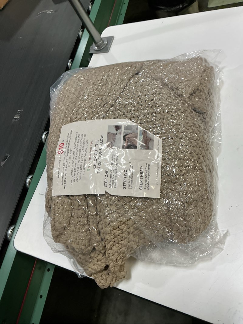 Condition photo showing Good Condition for (Similar)EVERGRACEHOME Chunky Chenille Knit Throw Blanket for Couch, Soft Luxurious Moss Stitch Blankets for Bed, Cozy Decorative Farmhouse Knitted Throws for Sofa, Mocha Brown, 50\" x 60\" Mocha Brown 50\" x 60\"