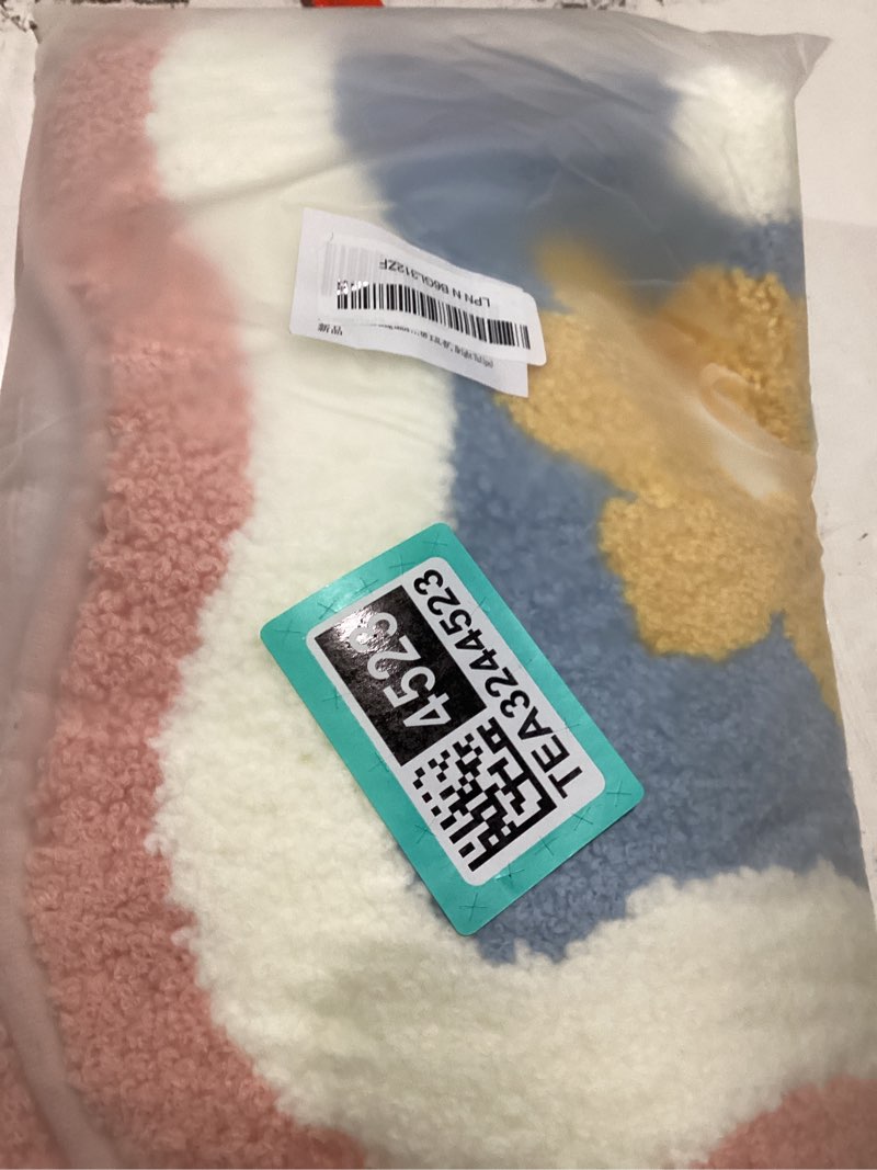 Condition photo showing Good Condition for floral shag bath rug, extra soft, high absorbent, non-slip plush shaggy bath carpet, machine washable, great for bathroom floor, tub and shower, (15.75"x 23.62", bellis perennis) bellis perennis 1'4" x 1'11" (rectangular)
