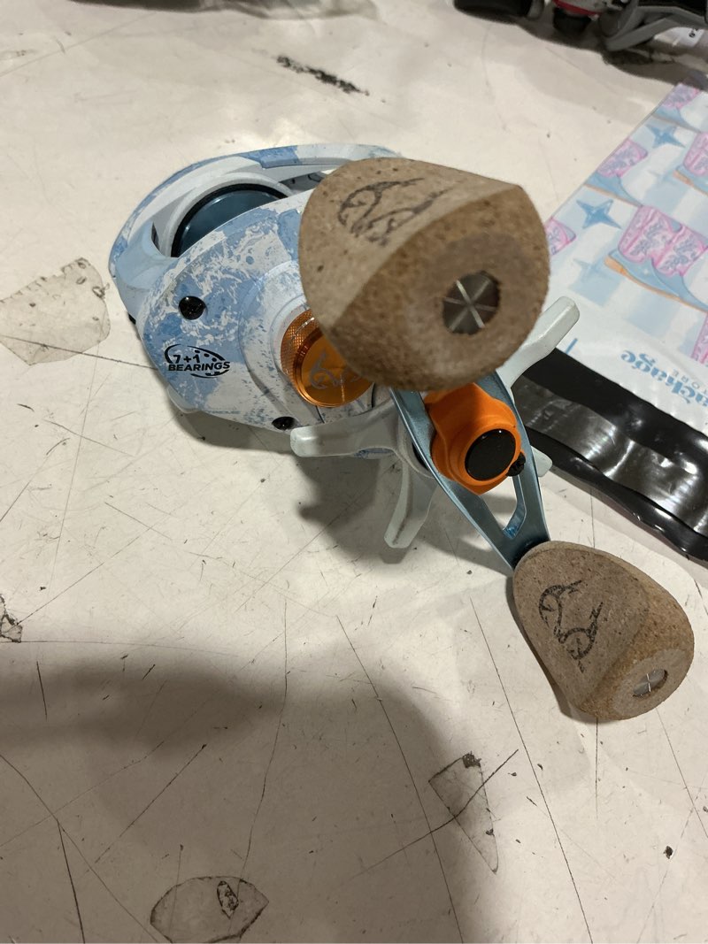 Condition photo showing Good Condition for realtree baitcaster reel