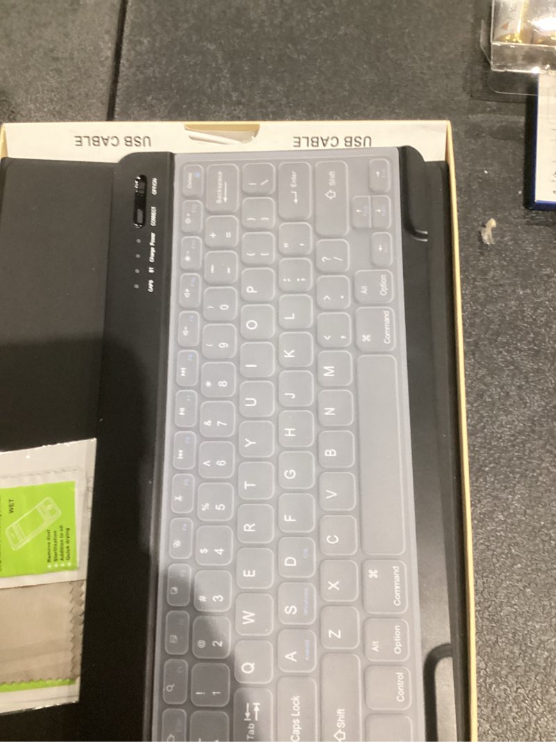 Condition photo showing Good Condition for fuwang keyboard case for ipad pro 13 inch (m5/m4) 2025/2024, magnetic detachable for ipad pro 13 inch case with keyboard, folio case for ipad pro 13'' m5/m4 with pencil holder auto sleep/wake - black