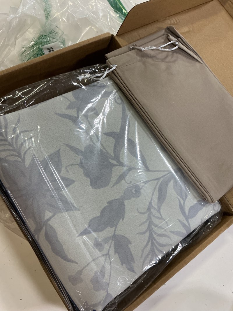 Condition photo showing Good Condition for mahjong mat for table,neoprene anti-slip noise reduction gaming mat,gift box with carrying bag & 3 dice for card, board tile games (chinoiserie, 31.5")